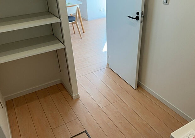 【脱衣場】多くの戸建て住宅で見かける洗面脱衣所は、洗面台と洗濯機が2畳ほどのスペースに並べられていて、洗面所が脱衣所を兼ね備えている間取りが一般的です。お客様が利用することもある、パブリックな空間でもあります。