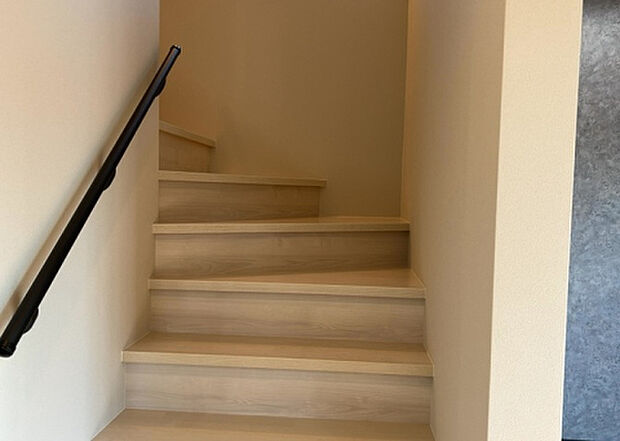 【内装】建物の上下階の通路である階段は、その位置によって動線や室内の印象が大きく左右されます。手摺にも重要な役割があり、転倒の防止・歩行や動作を円滑にして日常生活を支えることを主な目的として設置されています。