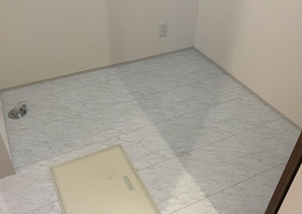 【脱衣場】多くの戸建て住宅で見かける洗面脱衣所は、洗面台と洗濯機が2畳ほどのスペースに並べられていて、洗面所が脱衣所を兼ね備えている間取りが一般的です。お客様が利用することもある、パブリックな空間でもあります。
