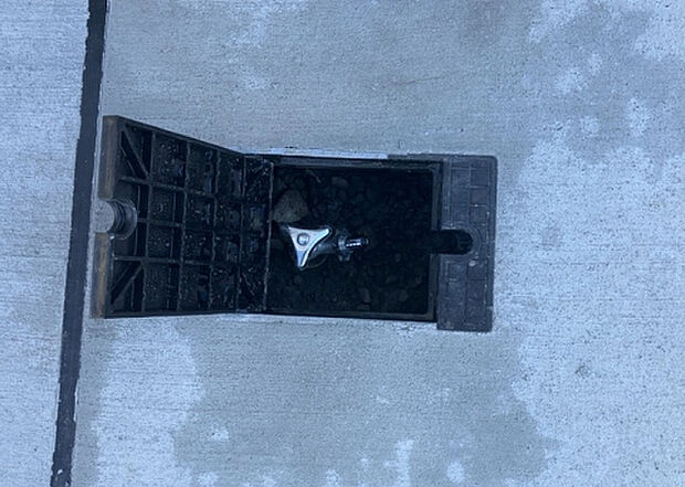 【その他設備】敷地内には、散水栓や立水栓があります。水道水を直接利用できるため、水を運ぶ手間を省くことが出来ます。大量の水を必要とする洗車作業や清掃などに役立ちます。その他設備とあわせて、現地でご確認ください。