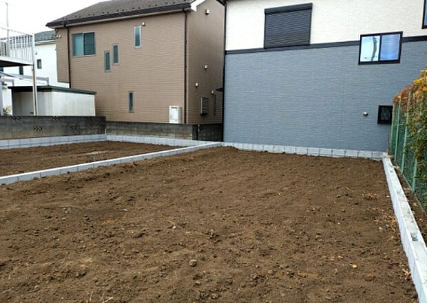 【外観_3】現地に行くなら、物件の周囲の地形がどうなっているかを見ることも大切です。周辺より低くなっている土地では、大雨などで水が集まりやすいため、地盤が弱くなっているということも考えられるため、注意が必要です。