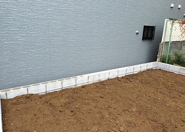 【庭_2】庭のある家に住むことのメリットとして、子どもたちの遊び場を確保できること、ガーデニングや家庭菜園を楽しめること、明るさを確保できることがあります。また、配置を工夫することでプライバシーが確保できます。