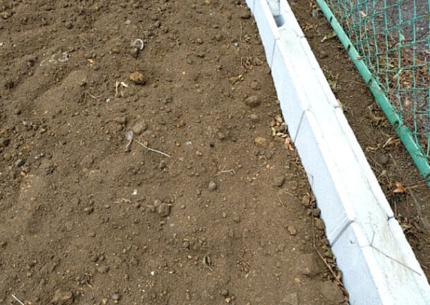 【その他設備】敷地内には、散水栓や立水栓があります。水道水を直接利用できるため、水を運ぶ手間を省くことが出来ます。大量の水を必要とする洗車作業や清掃などに役立ちます。その他設備とあわせて、現地でご確認ください。