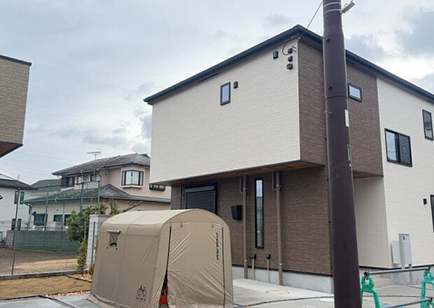 【外観_3】現地に行くなら、物件の周囲の地形がどうなっているかを見ることも大切です。周辺より低くなっている土地では、大雨などで水が集まりやすいため、地盤が弱くなっているということも考えられるため、注意が必要です。