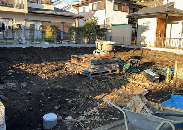 【外観_3】現地に行くなら、物件の周囲の地形がどうなっているかを見ることも大切です。周辺より低くなっている土地では、大雨などで水が集まりやすいため、地盤が弱くなっているということも考えられるため、注意が必要です。