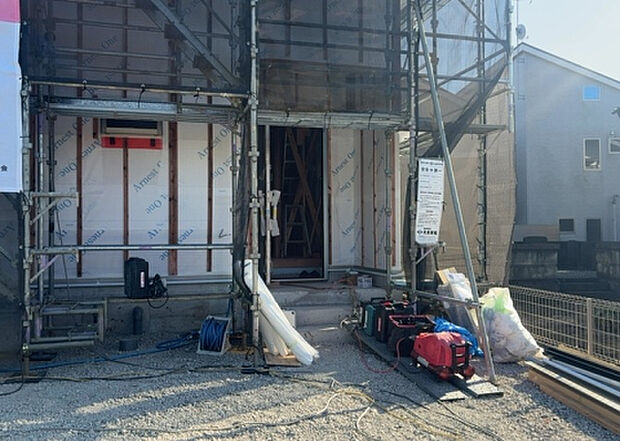 【玄関】玄関は家の顔でもあり、家族以外の目にも止まる場所です。玄関は外との間を仕切る扉、靴などをしまっておく収納スペース、靴脱ぎのたたきスペース、来客とのやり取りをするドアホンなど複数のアイテムからなります。