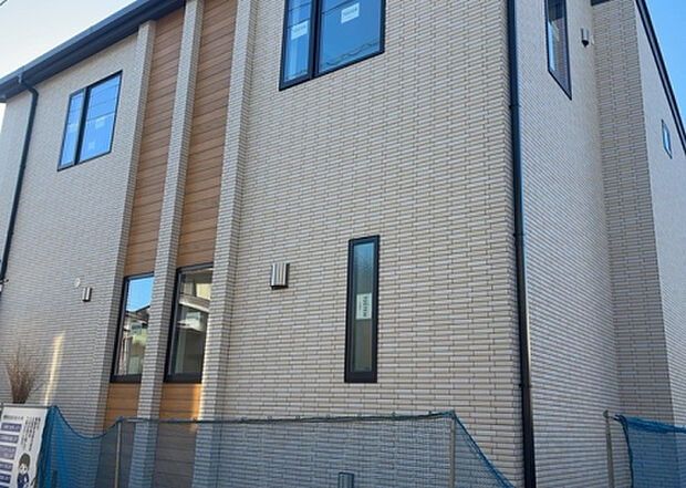 【外観_3】現地に行くなら、物件の周囲の地形がどうなっているかを見ることも大切です。周辺より低くなっている土地では、大雨などで水が集まりやすいため、地盤が弱くなっているということも考えられるため、注意が必要です。