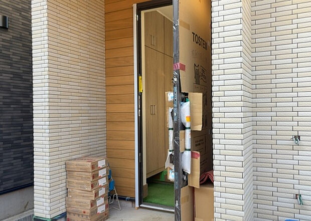 【玄関】玄関は家の顔でもあり、家族以外の目にも止まる場所です。玄関は外との間を仕切る扉、靴などをしまっておく収納スペース、靴脱ぎのたたきスペース、来客とのやり取りをするドアホンなど複数のアイテムからなります。