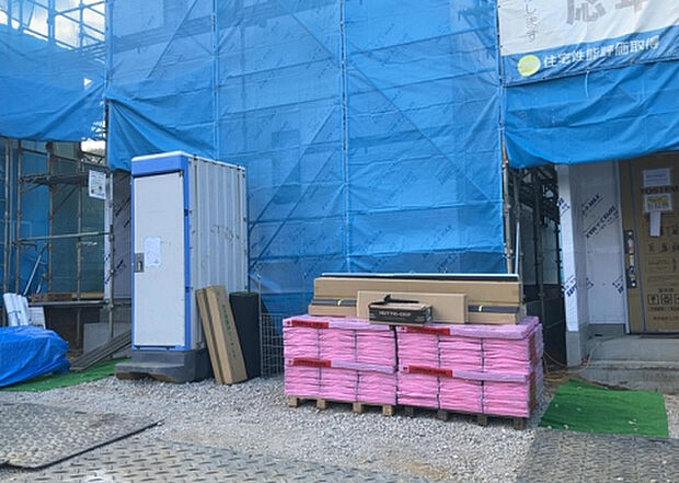 【外観_3】現地に行くなら、物件の周囲の地形がどうなっているかを見ることも大切です。周辺より低くなっている土地では、大雨などで水が集まりやすいため、地盤が弱くなっているということも考えられるため、注意が必要です。