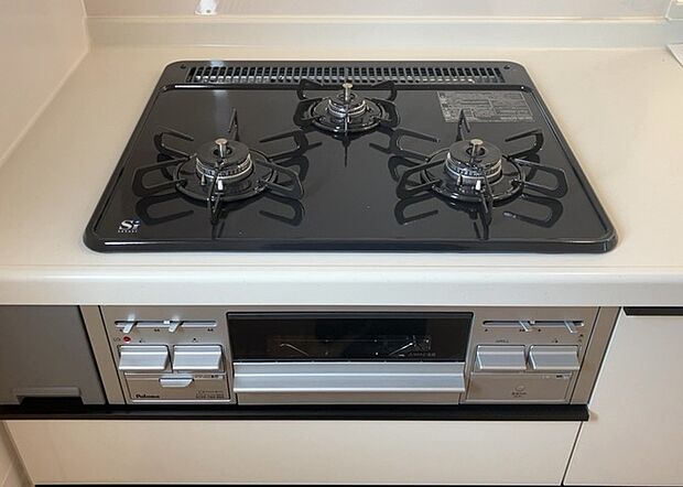 【キッチンコンロ】キッチンコンロは、料理の質を大きく左右する重要な設備です。火力調整のしやすさ、グリル機能の有無、安全装置の充実度など、選ぶポイントがたくさんあります。特に、IHクッキングヒーターは、お手入れのしやすさや安全性が高く、近年人気が高まっています。