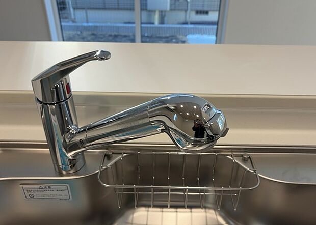 【キッチン水栓】キッチン水栓は、毎日必ず使うものだからこそ、使いやすさが重要です。シャワーヘッドの切り替えがスムーズか、吐水量が調節できるか、水しぶきが飛び散りにくい構造か、浄水機能が付いているかなど、日々の家事を快適にするための機能が数多くあります。また、デザインも多種多様なので、キッチン全体の雰囲気に合わせたものを選ぶことができます。