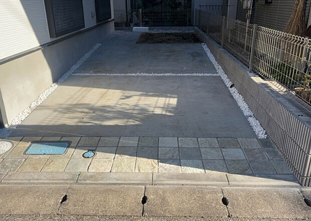 【駐車場】駐車場と明記されていても、最小スペースでつくられた駐車場だと大型車は駐車できなかったり、出入りしにくくなったりする可能性があります。お車のサイズと購入したい物件の駐車場のサイズを現地で確認しましょう。