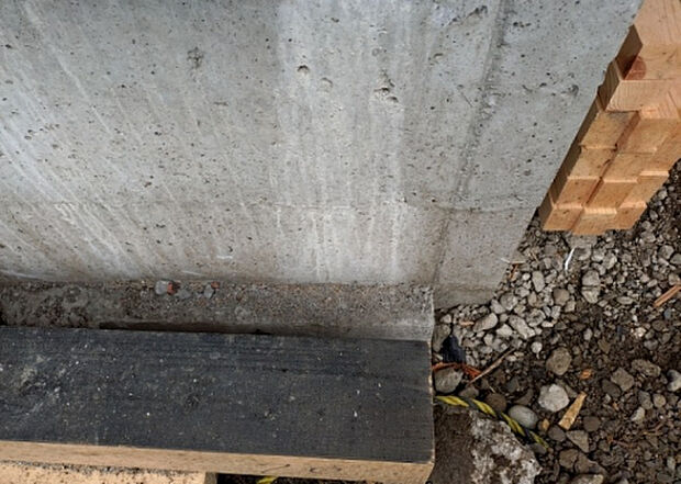 【構造・工法・仕様_2】ベタ基礎とは、柱の位置に関係なく全体に基礎がある事を指し、面積が大きい分建物の重さを全体に分散できます。また、地面からの湿気や害虫を遮断でき、木造住宅で心配されるシロアリ被害を防ぐ効果も期待できます。