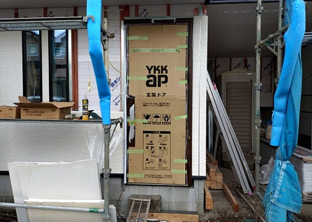 【玄関_2】玄関は、狭すぎると複数人で使いにくく、広すぎても無駄な空間になりがちです。最低2畳を目安にして、家の広さとの兼ね合いや家族の人数を考慮して決めるとよいでしょう。現地を見学して快適な玄関を選びましょう！