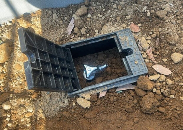 【その他設備】敷地内には、散水栓や立水栓があります。水道水を直接利用できるため、水を運ぶ手間を省くことが出来ます。大量の水を必要とする洗車作業や清掃などに役立ちます。その他設備とあわせて、現地でご確認ください。