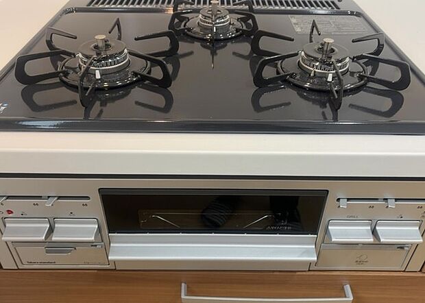 【キッチンコンロ】キッチンコンロは、料理の質を大きく左右する重要な設備です。火力調整のしやすさ、グリル機能の有無、安全装置の充実度など、選ぶポイントがたくさんあります。特に、IHクッキングヒーターは、お手入れのしやすさや安全性が高く、近年人気が高まっています。