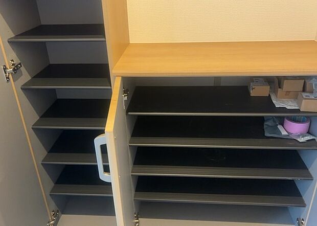 【玄関収納】玄関収納は、靴や傘、コートなどをスッキリと収納できるだけでなく、来客時に見せる顔となるため、家の顔とも言えます。収納量だけでなく、デザイン性も重視したいところです。ミラー付きの収納であれば、外出前の身だしなみチェックにも便利です。