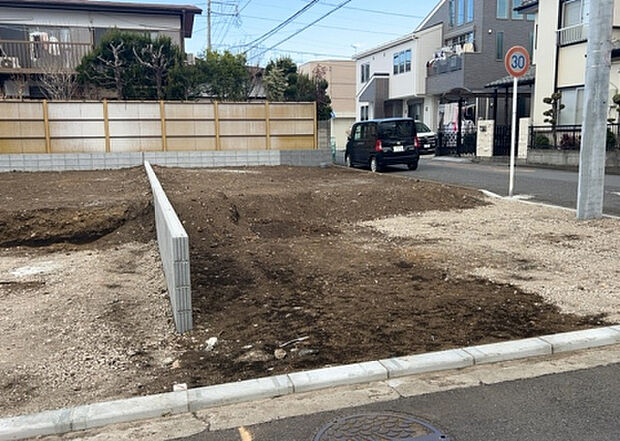 【外観_3】現地に行くなら、物件の周囲の地形がどうなっているかを見ることも大切です。周辺より低くなっている土地では、大雨などで水が集まりやすいため、地盤が弱くなっているということも考えられるため、注意が必要です。