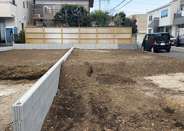 【玄関】玄関は家の顔でもあり、家族以外の目にも止まる場所です。玄関は外との間を仕切る扉、靴などをしまっておく収納スペース、靴脱ぎのたたきスペース、来客とのやり取りをするドアホンなど複数のアイテムからなります。