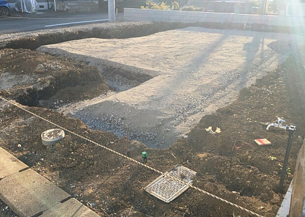 【玄関】玄関は家の顔でもあり、家族以外の目にも止まる場所です。玄関は外との間を仕切る扉、靴などをしまっておく収納スペース、靴脱ぎのたたきスペース、来客とのやり取りをするドアホンなど複数のアイテムからなります。