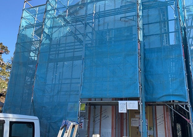 【外観_3】現地に行くなら、物件の周囲の地形がどうなっているかを見ることも大切です。周辺より低くなっている土地では、大雨などで水が集まりやすいため、地盤が弱くなっているということも考えられるため、注意が必要です。