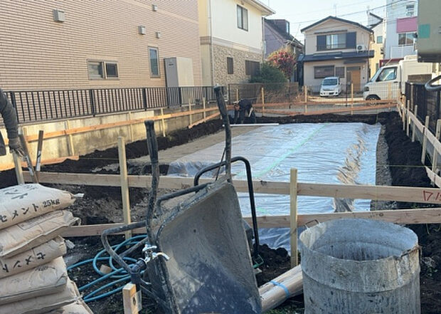 【玄関】玄関は家の顔でもあり、家族以外の目にも止まる場所です。玄関は外との間を仕切る扉、靴などをしまっておく収納スペース、靴脱ぎのたたきスペース、来客とのやり取りをするドアホンなど複数のアイテムからなります。