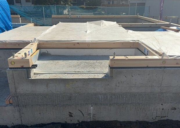 【玄関】玄関は家の顔でもあり、家族以外の目にも止まる場所です。玄関は外との間を仕切る扉、靴などをしまっておく収納スペース、靴脱ぎのたたきスペース、来客とのやり取りをするドアホンなど複数のアイテムからなります。