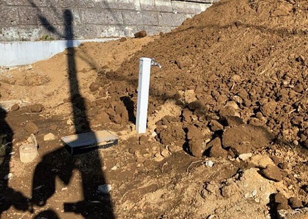 【その他設備】敷地内には、散水栓や立水栓があります。水道水を直接利用できるため、水を運ぶ手間を省くことが出来ます。大量の水を必要とする洗車作業や清掃などに役立ちます。その他設備とあわせて、現地でご確認ください。