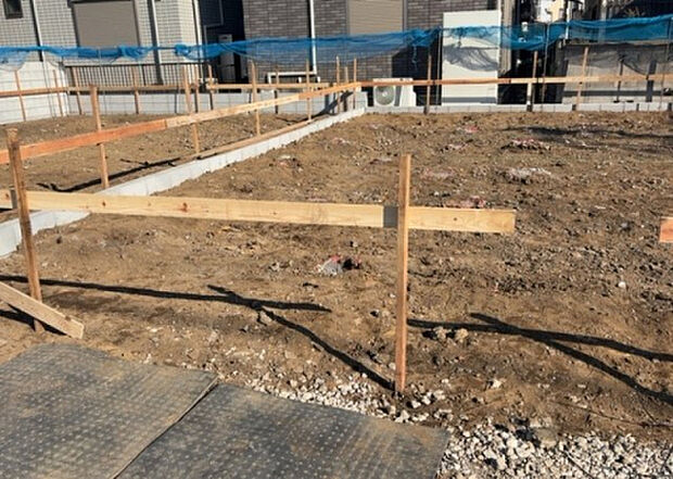 【玄関】玄関は家の顔でもあり、家族以外の目にも止まる場所です。玄関は外との間を仕切る扉、靴などをしまっておく収納スペース、靴脱ぎのたたきスペース、来客とのやり取りをするドアホンなど複数のアイテムからなります。