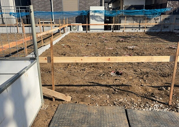 【玄関_2】玄関は、狭すぎると複数人で使いにくく、広すぎても無駄な空間になりがちです。最低2畳を目安にして、家の広さとの兼ね合いや家族の人数を考慮して決めるとよいでしょう。現地を見学して快適な玄関を選びましょう！