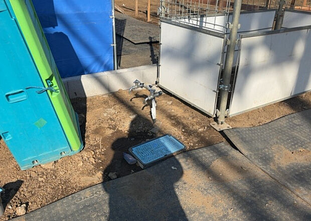 【その他設備】敷地内には、散水栓や立水栓があります。水道水を直接利用できるため、水を運ぶ手間を省くことが出来ます。大量の水を必要とする洗車作業や清掃などに役立ちます。その他設備とあわせて、現地でご確認ください。