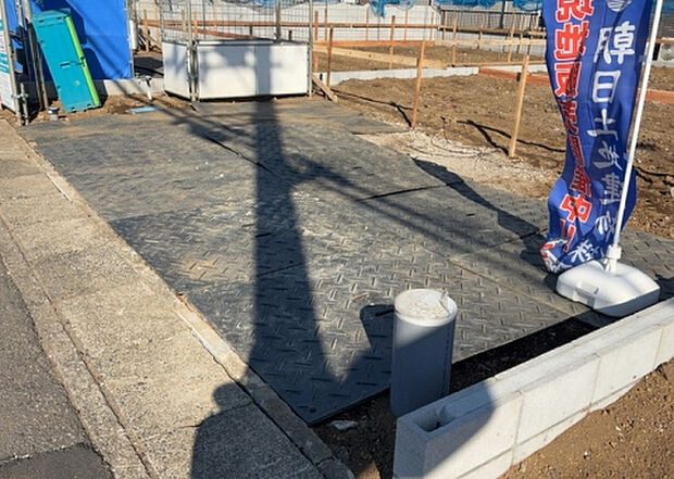 【駐車場_2】駐車場と明記されていても、最小スペースでつくられた駐車場だと大型車は駐車できなかったり、出入りしにくくなったりする可能性があります。お車のサイズと購入したい物件の駐車場のサイズを現地で確認しましょう。