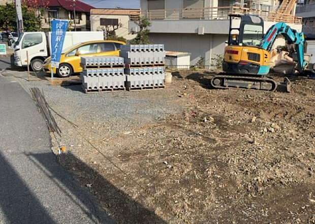 【庭_2】庭のある家に住むことのメリットとして、子どもたちの遊び場を確保できること、ガーデニングや家庭菜園を楽しめること、明るさを確保できることがあります。また、配置を工夫することでプライバシーが確保できます。