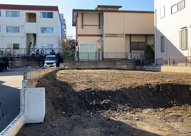 【外観_3】現地に行くなら、物件の周囲の地形がどうなっているかを見ることも大切です。周辺より低くなっている土地では、大雨などで水が集まりやすいため、地盤が弱くなっているということも考えられるため、注意が必要です。