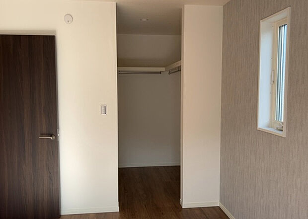 【ウォークインクローゼット】ウォークインクローゼットがあれば、クローゼット内でコーディネートが完成できますし、季節の変わり目に行う衣替えの手間も省けます。また、スーツケースなど大きいものもしまうことができ使い勝手がよいです。