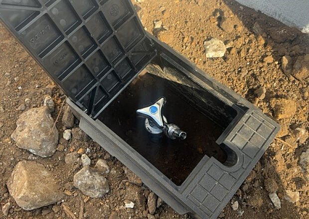 【その他設備】敷地内には、散水栓や立水栓があります。水道水を直接利用できるため、水を運ぶ手間を省くことが出来ます。大量の水を必要とする洗車作業や清掃などに役立ちます。その他設備とあわせて、現地でご確認ください。