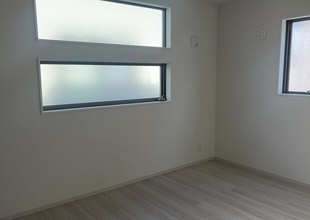 【洋室】洋室のメリットは重い家具が置きやすく、身の回りが整理しやすいことです。 床がフローリングのため畳とは異なり凹みにくいです。 クローゼットなど収納が豊富で、普段使わない旅行カバンや服の整頓も簡単にです。