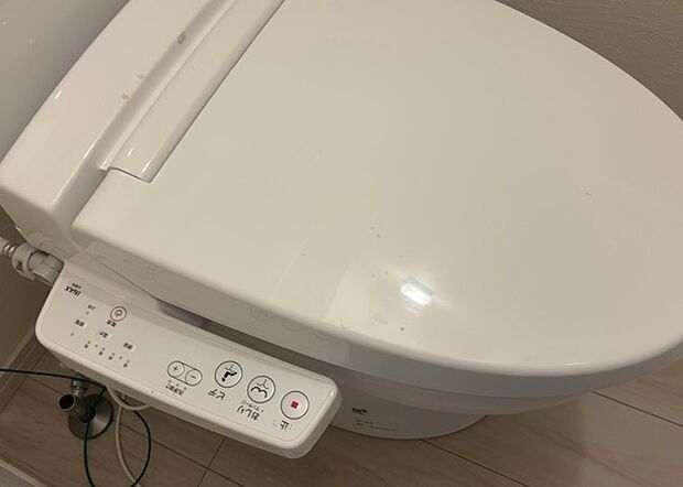 【ウォシュレット（リモコン）】ウォシュレットは、衛生面だけでなく、快適性も向上させる便利な設備です。洗浄機能の種類や水温調節機能など、様々な機能が付いたものが多くあります。リモコンも、操作が簡単で、使いやすいものを選びましょう。