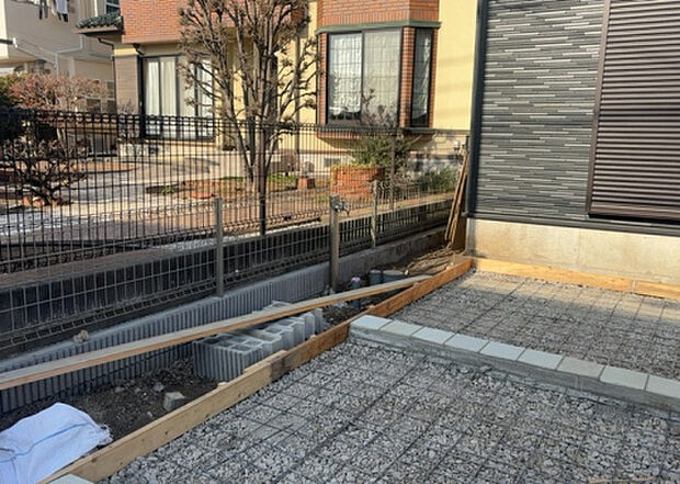 【その他設備】敷地内には、散水栓や立水栓があります。水道水を直接利用できるため、水を運ぶ手間を省くことが出来ます。大量の水を必要とする洗車作業や清掃などに役立ちます。その他設備とあわせて、現地でご確認ください。