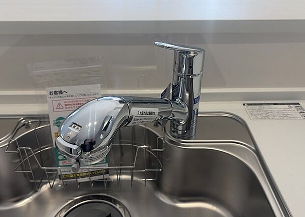 【キッチン水栓】キッチン水栓は、毎日必ず使うものだからこそ、使いやすさが重要です。シャワーヘッドの切り替えがスムーズか、吐水量が調節できるか、水しぶきが飛び散りにくい構造か、浄水機能が付いているかなど、日々の家事を快適にするための機能が数多くあります。また、デザインも多種多様なので、キッチン全体の雰囲気に合わせたものを選ぶことができます。