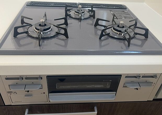 【キッチンコンロ】キッチンコンロは、料理の質を大きく左右する重要な設備です。火力調整のしやすさ、グリル機能の有無、安全装置の充実度など、選ぶポイントがたくさんあります。特に、IHクッキングヒーターは、お手入れのしやすさや安全性が高く、近年人気が高まっています。