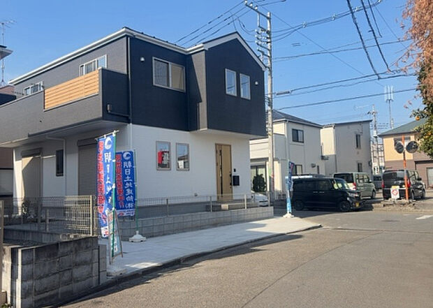 【前面道路含む現地写真_2】お持ちの車種によっては前面道路が広い方が便利でしょう。しかし、前面道路が広ければその分交通量が多くなるため、騒音などが気になる場合があります。実際に現地を見学し、周辺交通量や騒音などを確認しましょう！