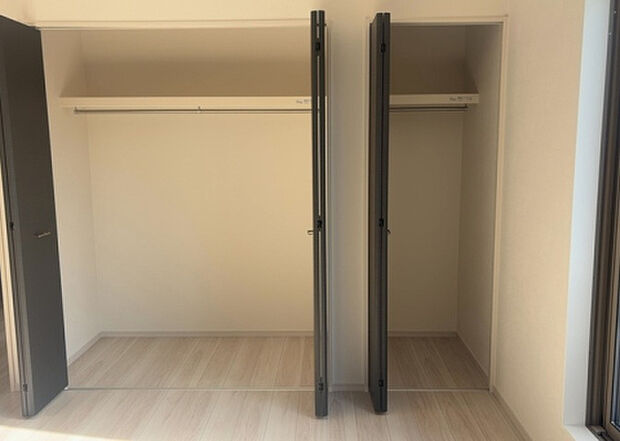 【ウォークインクローゼット】ウォークインクローゼットがあれば、クローゼット内でコーディネートが完成できますし、季節の変わり目に行う衣替えの手間も省けます。また、スーツケースなど大きいものもしまうことができ使い勝手がよいです。