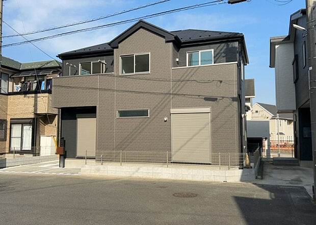【前面道路含む現地写真_2】お持ちの車種によっては前面道路が広い方が便利でしょう。しかし、前面道路が広ければその分交通量が多くなるため、騒音などが気になる場合があります。実際に現地を見学し、周辺交通量や騒音などを確認しましょう！