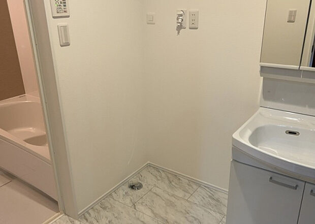 【ランドリースペース】ランドリースペースも気になります。洗濯機置場があり「洗う、干す、取り込む、アイロンがけ、たたむ」など、洗濯に関する家事をするための空間です。広さや収納など付帯設備も含めて、詳細は現地でご確認ください。