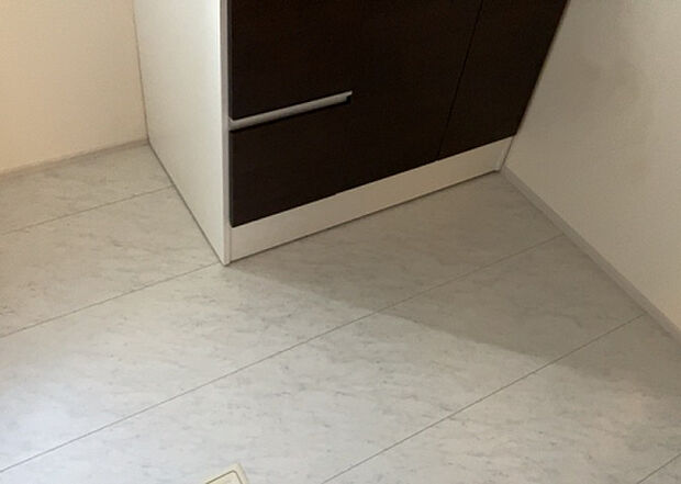 【脱衣場】多くの戸建て住宅で見かける洗面脱衣所は、洗面台と洗濯機が2畳ほどのスペースに並べられていて、洗面所が脱衣所を兼ね備えている間取りが一般的です。お客様が利用することもある、パブリックな空間でもあります。