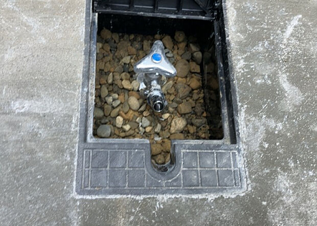 【その他設備】敷地内には、散水栓や立水栓があります。水道水を直接利用できるため、水を運ぶ手間を省くことが出来ます。大量の水を必要とする洗車作業や清掃などに役立ちます。その他設備とあわせて、現地でご確認ください。