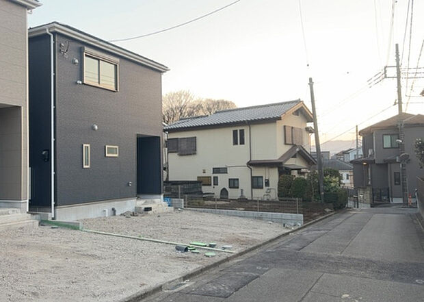 【前面道路含む現地写真_2】お持ちの車種によっては前面道路が広い方が便利でしょう。しかし、前面道路が広ければその分交通量が多くなるため、騒音などが気になる場合があります。実際に現地を見学し、周辺交通量や騒音などを確認しましょう！