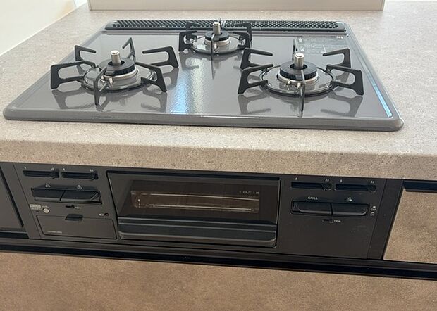 【キッチンコンロ】キッチンコンロは、料理の質を大きく左右する重要な設備です。火力調整のしやすさ、グリル機能の有無、安全装置の充実度など、選ぶポイントがたくさんあります。特に、IHクッキングヒーターは、お手入れのしやすさや安全性が高く、近年人気が高まっています。