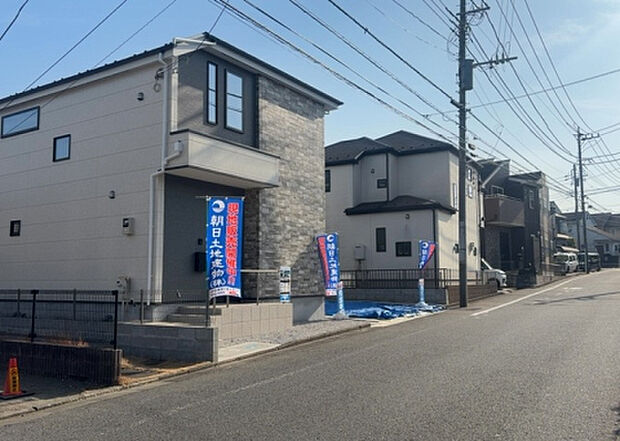 【前面道路含む現地写真_2】お持ちの車種によっては前面道路が広い方が便利でしょう。しかし、前面道路が広ければその分交通量が多くなるため、騒音などが気になる場合があります。実際に現地を見学し、周辺交通量や騒音などを確認しましょう！